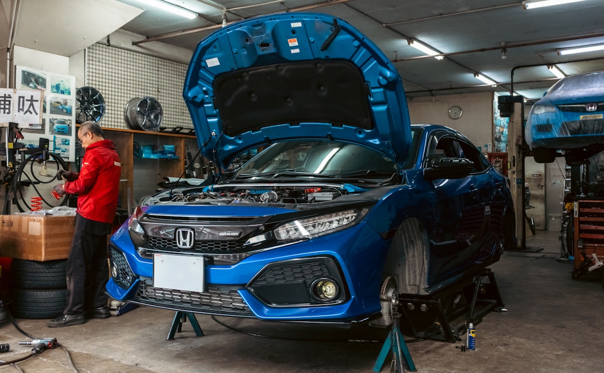 Mecánicos profesionales trabajando en taller automotriz